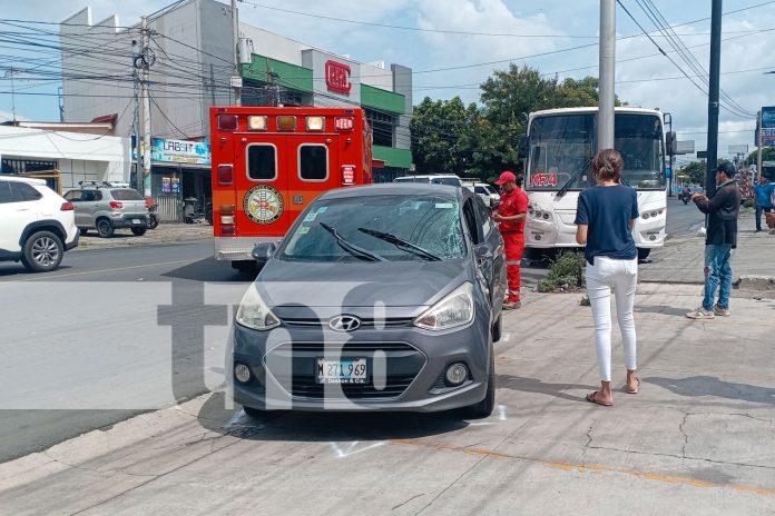 1 Foto: Bus y automóvil protagonizan choque en plena vía en Altamira, Managua/TN8