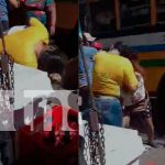 Dos mujeres se pelean en una terminal de Chinandega por razones desconocidas Foto: Mujeres de Chinandega se revientan la vida /TN8