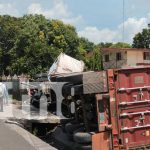 Furgón se volcó y colisionó contra la pared de una vivienda en Chinandega Foto: Intentar invadir carril en carretera Chinandega-Posoltega casi acaba con su vida /TN8