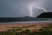 Impacto de rayo en una playa de Italia deja tres heridos y uno en estado grave Foto: Tres personas resultaron heridas luego que un rayo les alcanzara cerca de una playa en Italia/Cortesía
