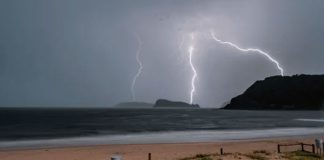 Foto: Tres personas resultaron heridas luego que un rayo les alcanzara cerca de una playa en Italia/Cortesía