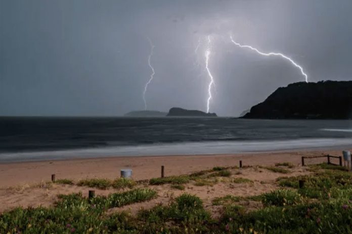 Foto: Tres personas resultaron heridas luego que un rayo les alcanzara cerca de una playa en Italia/Cortesía Foto: Tres personas resultaron heridas luego que un rayo les alcanzara cerca de una playa en Italia/Cortesía