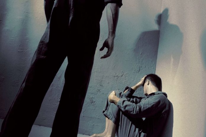 Foto: Soldados israelíes abusan a un detenido palestino /Cortesía Foto: Soldados israelíes abusan a un detenido palestino /Cortesía