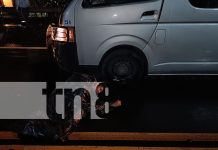 Microbús impacta y mata a motociclista en Carretera Nueva a León