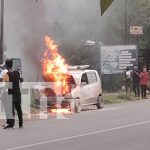 Por poco se quema con todo y carro un conductor en Chinandega Foto: Conductor de Chinandega escapa de carro en llamas /TN8