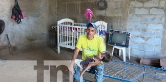 Foto: ¡Ayudemos a Yusdran! Niño con discapacidad fue abandonado por su mamá y su padre esfuerza por él/ TN8