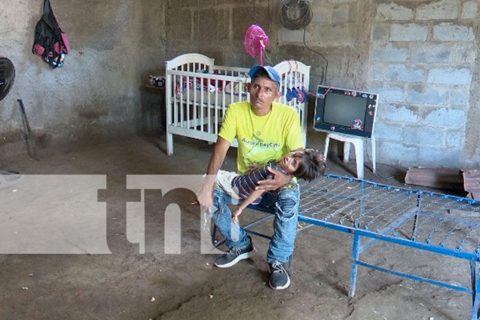 3 Foto: ¡Ayudemos a Yusdran! Niño con discapacidad fue abandonado por su mamá y su padre esfuerza por él/ TN8