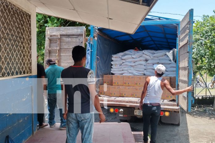 3 Foto: Estudiantes del Centro Primario Koskooster reciben con alegría la última entrega de merienda escolar en Ometepe