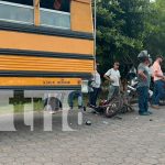 Motociclista sufre lesiones al chocar con autobús estacionado en Chontales Foto: Motociclista sufre lesiones al chocar con autobús estacionado en Chontales/TN8