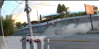 Foto: ¡El taxi volador! Conductor acelera vehículo y pone en riesgo su propia vida en Managua/ TN8