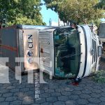 El camióncito terminó volcado al intentar esquivar un vehículo que invadió su carril en Managua Foto: El camióncito terminó volcado al intentar esquivar un vehículo que invadió su carril en Managua / Tn8