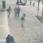 Mujer en Malasia desaparece tras colapsar la acera mientras paseaba Foto: En Malasia, una mujer ha desaparecido después de que una acera se derrumbara/Cortesía