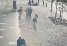 Mujer en Malasia desaparece tras colapsar la acera mientras paseaba Foto: En Malasia, una mujer ha desaparecido después de que una acera se derrumbara/Cortesía
