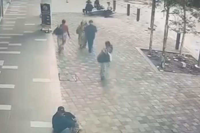 Foto: En Malasia, una mujer ha desaparecido después de que una acera se derrumbara/Cortesía Foto: En Malasia, una mujer ha desaparecido después de que una acera se derrumbara/Cortesía