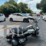 Irresponsable taxista atropella violentamente a motociclista en Managua Foto: Accidente de tránsito en el sector de la rotonda El Cristo Rey, en Managua/TN8
