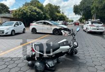 Irresponsable taxista atropella violentamente a motociclista en Managua Foto: Accidente de tránsito en el sector de la rotonda El Cristo Rey, en Managua/TN8