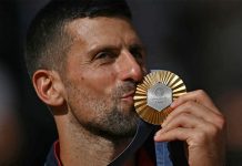 París 2024: Djokovic, el guerrero insaciable Novak Djokovic con el oro en París