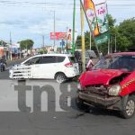 Imprudente taxista se pasa el semáforo en rojo en Managua Foto: Imprudente taxista se pasa el semáforo en rojo en Managua/TN8