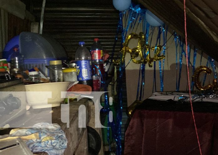 Foto: Sobrevivieron de milagro a que árbol cayera en una vivienda de Chinandega / TN8 Foto: Sobrevivieron de milagro a que árbol cayera en una vivienda de Chinandega / TN8