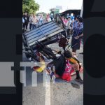 Furgón impacta con caponera y deja dos lesionados en Managua Foto: Fuerte accidente de tránsito en Carretera Norte, Managua / TN8