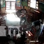Brutal agresión en un bar de Santa Teresa, Carazo: ¡Lo agarró a silletazos! Foto: Agresión ultra violenta en un bar de Santa Teresa, Carazo / TN8