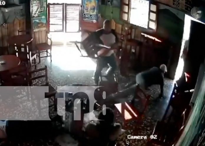 Foto: Agresión ultra violenta en un bar de Santa Teresa, Carazo / TN8 Foto: Agresión ultra violenta en un bar de Santa Teresa, Carazo / TN8