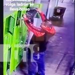 Ladrón sale cargado de supermercado de Managua tras vaciar la paquetería Foto: Ladrón comete robo en un supermercado de Managua / TN8