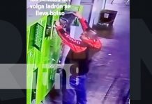 Ladrón sale cargado de supermercado de Managua tras vaciar la paquetería Foto: Ladrón comete robo en un supermercado de Managua / TN8