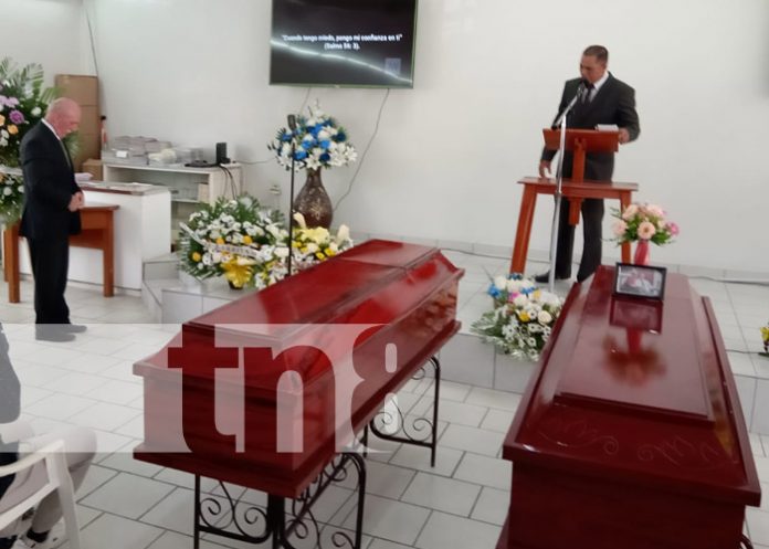 Foto: Sepultan a matrimonio de Rivas que falleció en accidente donde se involucra