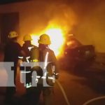 Buen susto por vehículo que tomó fuego en una calle de Santa Teresa Foto: Vehículo en llamas en una calle de Santa Teresa, Carazo / TN8