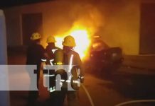 Buen susto por vehículo que tomó fuego en una calle de Santa Teresa Foto: Vehículo en llamas en una calle de Santa Teresa, Carazo / TN8