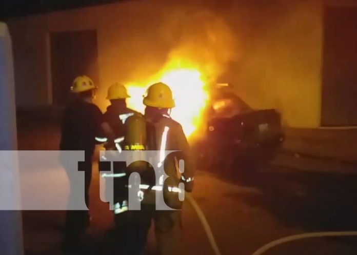 Foto: Vehículo en llamas en una calle de Santa Teresa, Carazo / TN8 Foto: Vehículo en llamas en una calle de Santa Teresa, Carazo / TN8