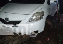 ¡Susto en Granada! Taxista choca contra puesto de fritanga y deja daños Foto: En Granada, taxi impacta contra un puesto de fritanga/TN8