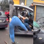 Vecinos enardecidos le dan «sopa de muñeca» a pareja de ladrones (VIDEO) Foto: Detienen a ladrones, los linchan y les destrozan el carro /Cortesía