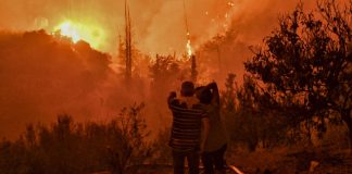 Foto: Incendio descontrolado en Grecia cobra la vida de dos hombres