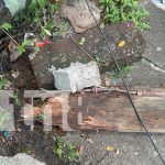 Camión derriba poste y cables del tendido eléctrico caen sobre motociclista en Juigalpa Foto: Camión derriba poste y cables del tendido eléctrico caen sobre motociclista en Juigalpa/TN8