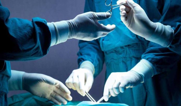 Foto: Médico usa videos de YouTube para realizar cirugía fallida Foto: Médico usa videos de YouTube para realizar cirugía fallida