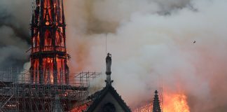 Foto: Fuerte incendio arrasa una antigua iglesia en Francia /Cortesía