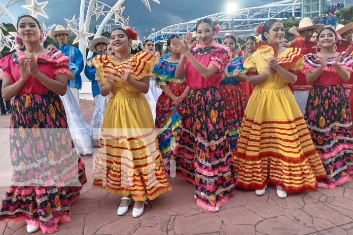 1 Foto: ¡Día Nacional del Huipil! Bailarines de todo el país engalanan la Plaza de la Revolución/TN8