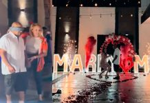 ¿Tú lo harías? De rodillas le pidió matrimonio a su novio (VIDEO) Foto: Mujer le pide matrimonio a su novio /Cortesía