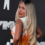 Karol G se quitó el vestido y posó en ropa interior después de los VMAs Karol G se quitó el vestido y posó en ropa interior después de los VMAs