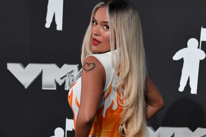 1 Karol G se quitó el vestido y posó en ropa interior después de los VMAs