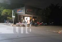 Sujetos armados roban minisúper y a sus clientes en el Bo. Cristo del Rosario en Managua Foto: Sujetos armados roban minisúper y a sus clientes en el Bo. Cristo del Rosario en Managua/TN8