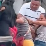 Madres se reparten golpes por la custodia de una niña frente a los juzgados Foto: Padre y madre se van a los golpes en plena calle /Cortesía