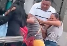 Madres se reparten golpes por la custodia de una niña frente a los juzgados Foto: Padre y madre se van a los golpes en plena calle /Cortesía