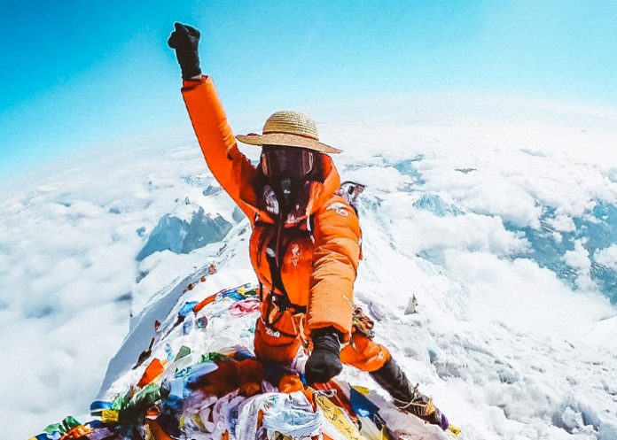 Foto: Inoxtag, un youtuber francés, no fue suficiente con escalar hasta la cima del Everest. Una vez allí rindió homenaje Foto: Inoxtag, un youtuber francés, no fue suficiente con escalar hasta la cima del Everest. Una vez allí rindió homenaje