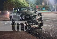 Violento choque entre bus y camioneta; el tráfico colapsa y todos salen ilesos en Managua Foto: Violento choque entre bus y camioneta; el tráfico colapsa y todos salen ilesos en Managua/TN8