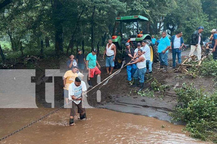1 Foto: Rescatan a siete personas de un camión arrastrado por las fuertes corrientes en Tisma/TN8