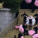 Lady Gaga deambula por el Louvre y dibuja una sonrisa sobre la Mona Lisa en su nuevo video Foto: Lady Gaga deambula por el Louvre y dibuja una sonrisa sobre la Mona Lisa en su nuevo video