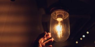 Foto: Ecuador enfrenta apagones nocturnos de 8 horas por la peor sequía en 60 años